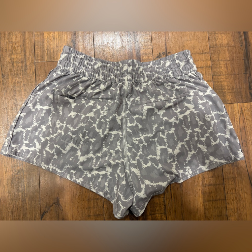 Vuori Dash Shorts in Opal Spots Gray White Women’s Small - Picture 8 of 13